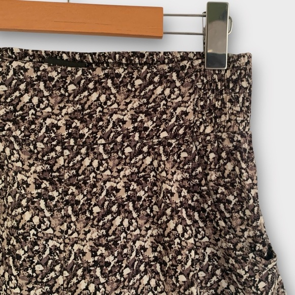 Aritzia Talula Abstract Print High Waisted Shorts - Picture 2 of 7